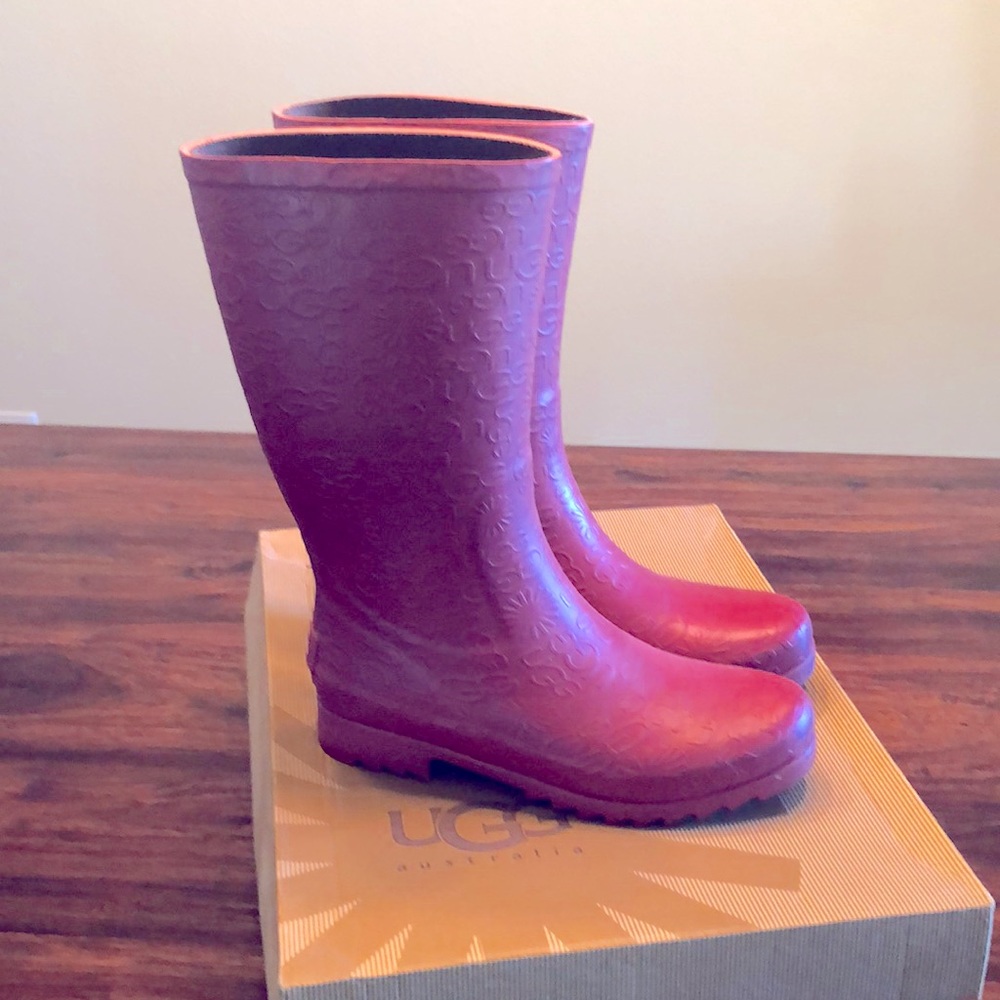 UGG Excellent condition Sz 7 Wilshire Logo Boot